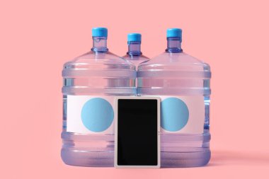 Pembe arka planda boş tablet bilgisayarı olan temiz su şişeleri