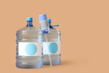 Bej arka planda pompalı temiz su şişeleri