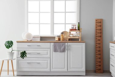 Mutfağın içi tezgah ve stadiyometreyle dolu.