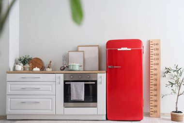 Mutfağın içi tezgah ve stadiyometreyle dolu.