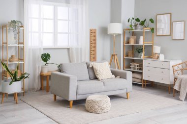 Stadyum ölçer, kanepe ve raf üniteli oturma odasının içi.