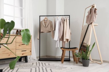 Elbise tasarımcısının stüdyosunun içinde.