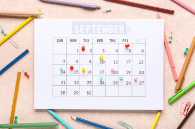 Kırtasiyeli takvim ve grunge pembe arka planda iğneler. Planlama kavramı