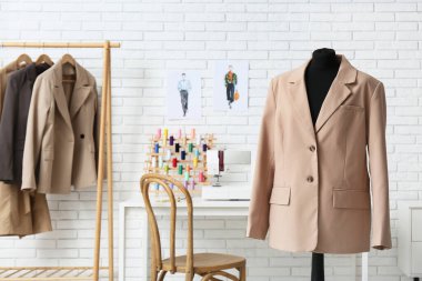 Atölyede şık ceketli bir manken.