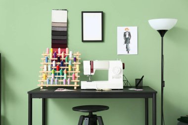 Terzinin işyeri ve lambası atölyedeki yeşil duvarın yanında.