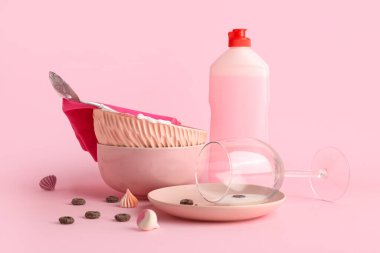 Kirli bulaşık deterjanı, paçavra ve tatlı pembe arka planda.