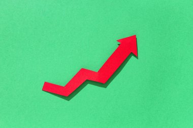 Yeşil arka planda kırmızı ok. Fiyat artışı kavramı