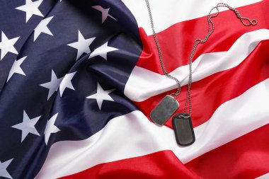 ABD bayrağı ve askeri kimlik etiketleri