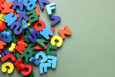 Metin için alanı olan yeşil arkaplanda renkli İngilizce harfler