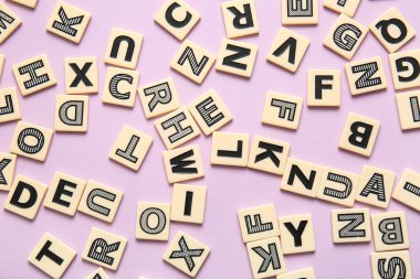 Leylak arka planında İngilizce harfler