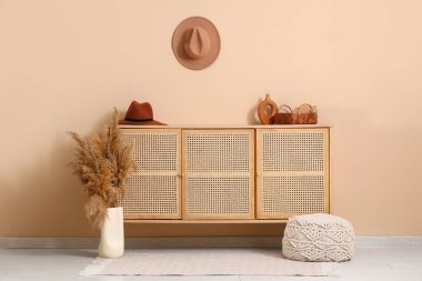 Koridorun içinde şık şapkalar, klozet ve otlar var.