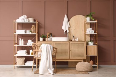 Lavabo, lavabo ve bitkilerle dolu.