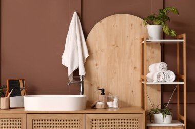 Banyonun içinde raf ünitesi ve lavabo var.