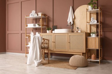 Lavabo, lavabo ve bitkilerle dolu.