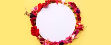 Sarı arka planda güzel çiçekler olan boş bir kart.