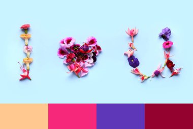 Mavi arkaplanda güzel, yenilebilir çiçeklerden yapılmış 