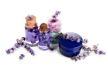 Beyaz arkaplanda izole edilmiş kozmetik ürünler ve aromatik lavanta çiçekleri.