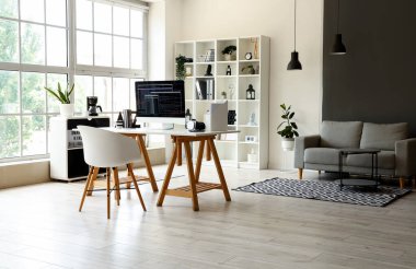 Programcı işyerine sahip modern ofisin içi