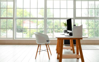 Işık ofisinin içindeki programcının çalışma yeri