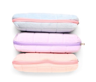 Beyaz arkaplanda kalem kutuları