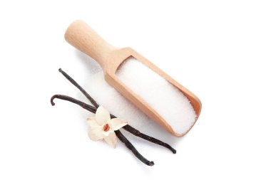 Aromatik vanilya şekerli kepçe, çiçek ve beyaz arka planda çubuklar