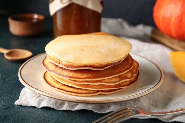 Koyu arkaplanda lezzetli balkabaklı gözleme tabağı