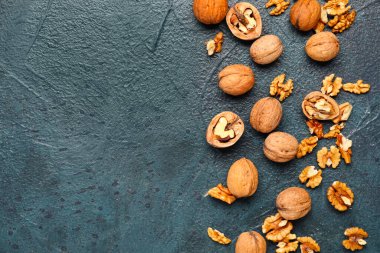 Siyah arka planda doğal cevizler