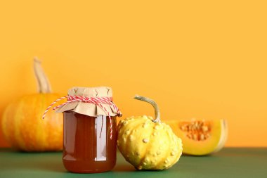 Renkli arkaplanda bal kabağı reçeli kavanozu