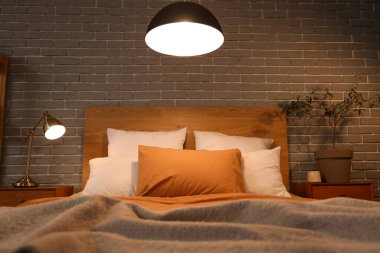 Geceleri parlayan lambalar ve masalarla dolu yatak odasının içi.