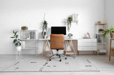 Çalışma alanı, rafları ve bitkileri olan ışık ofisinin içi