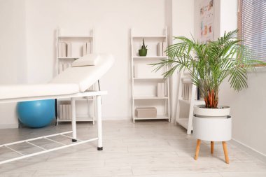 Kanepe ve raf üniteli rehabilitasyon merkezi.