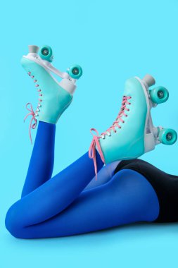 Mavi arka planda patenli kadın bacakları