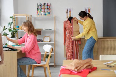 Atölyede çalışan kadın terziler