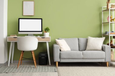 Çalışma odası ve kanepesi olan bir oturma odası.