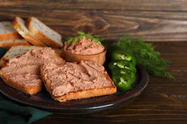 Lezzetli ezmeli tost, biber dilimleri ve ahşap arka planda dereotu.