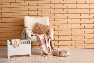 Modern konveksiyon ısıtıcısı ve rahat beyaz koltuğu olan şık bir oturma odası.