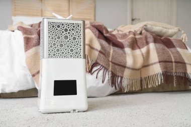 Modern nemlendirici yatak odasının yanında yerde.