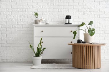 Klozette, masada ve bitkilerde kahve makinesi olan odanın içi.