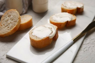 Beyaz arka planda işlenmiş peynirli lezzetli bruschetta panosu, yakın plan.