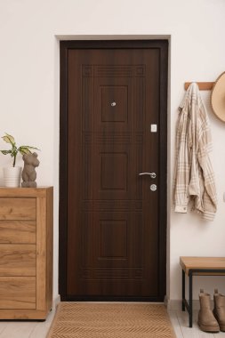 Koridorun içinde kapı, askı ve tuvalet var.