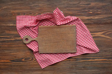 Tahta kaplamalı kırmızı kareli peçete