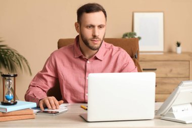 Ofiste çalışan erkek banka müdürü.