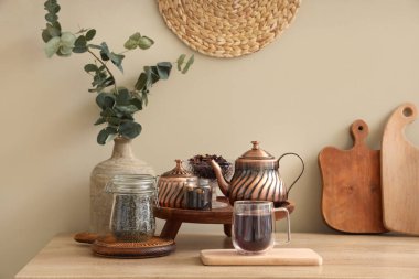 Mutfaktaki tepside çaydanlık ve kuru çay.