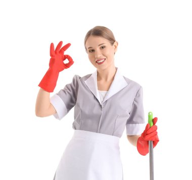 Güzel oda hizmetçisi beyaz arka planda iyi bir jest gösteriyor.