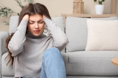 Evde panik atak geçiren genç bir kadın.