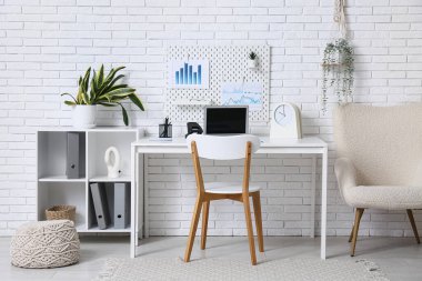 Çalışma yeri, tahta ve koltuğu olan ofis içi