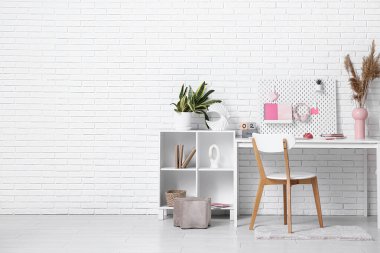 Çalışma yeri, tahta ve raf ünitesi olan ofis içi