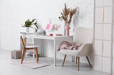 Çalışma yeri, tahta ve koltuğu olan ofis içi