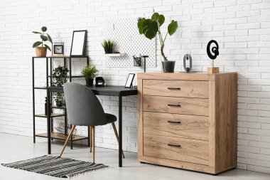 Çalışma yeri, tahta ve raf ünitesi olan ofis içi