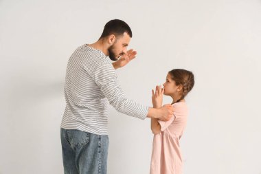 Babası kızını hafif arka planda tehdit ediyor. Aile içi şiddet kavramı